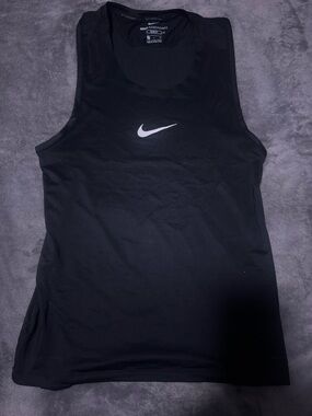Nike black Aeroadapt slim fit Dri-FIT Tank Top